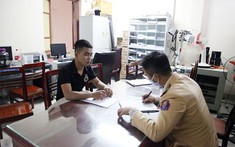 Mặc áo lính nghĩa vụ bốc đầu xe máy, nam thanh niên 19 tuổi bị xử phạt gần 9 triệu đồng