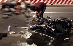 Bình Dương: Honda CBR1000RR trị giá vài trăm triệu đâm vào cột điện vỡ nát