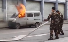 Vụ hoả hoạn ô tô này cho thấy có hàng xóm là đội cứu hoả thật là "phước ba đời"
