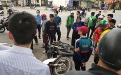 Hà Nội: Honda CB150R tông vào Honda Dream khiến 1 người bị thương nặng
