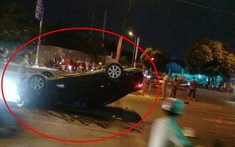 Quận 9: Tài xế đạp nhầm chân ga khiến Toyota Camry tông vào dải phân cách và lật ngửa