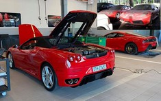 Liệu nhìn ảnh này bạn có biết sự tích 2 chiếc Ferrari huyền thoại phủ bụi năm xưa ấy của Dũng "mặt sắt"?