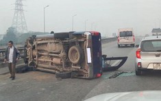 Hà Nội: Xe bán tải tông vào dải phân cách rồi lật nghiêng trên vành đai 3 gây tắc đường