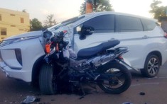 Đắk Nông: Xe Yamaha Exciter cắm chặt vào Mitsubishi Xpander sau tai nạn, một người nguy kịch