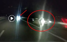 Video: Hai ô tô nối đuôi nhau chạy ngược chiều ở cao tốc Nội Bài - Lào Cai, tài xế còn nhá đèn