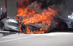 Video siêu xe McLaren 720S bị lửa thiêu rụi tại đường đua khiến không ít người xót thương