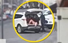Vì muốn đưa mẹ và bạn gái ra ngoài đi dạo, thanh niên bạo gan nhét hai người vào cốp xe