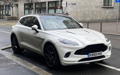 Aston Martin DBX 2020 đầu tiên trên thế giới bị bắt gặp trên đường phố