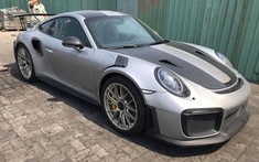 Cận cảnh siêu xe Porsche 911 GT2 RS mới về Việt Nam, đầy đủ đồ chơi, có tích hợp bình chữa cháy