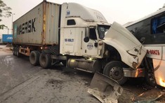 Hải Phòng: Xe container mất lái tông vào xe chở công nhân, nhiều người hoảng loạn bỏ chạy