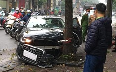 Hà Nội: Xế hộp Audi mất lái, đâm gãy trụ nước khiến nhiều người hốt hoảng