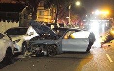 Nữ tài xế lái BMW M4 "bay" qua vòng xuyến như trong phim hành động khiến 5 ô tô bị hỏng
