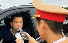 Trước dịch virus corona, CSGT tạm dừng kiểm tra nồng độ cồn bằng phễu thổi