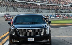 Limousine The Beast 2.0 của Tổng thống Mỹ Donald Trump chạy trên đường đua, trên đầu là máy bay Air Force One