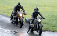 Batman "ngã sấp mặt" với siêu mô tô Bat-bike tại phim trường chuẩn bị cho bom tấn sắp tới