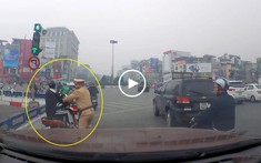 Hà Nội: Video nam thanh niên "thông chốt" CSGT khiến nhiều người phải giật mình