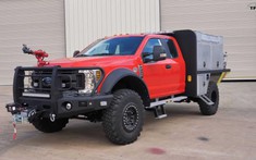 Khám phá chi tiết chiếc xe bán tải Ford F-550 "độ thành xe cứu hỏa" cực ấn tượng