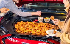 Ford gây sốc với hình ảnh marketing dùng cốp trước của Mustang Mach-E để chứa 9 kg cánh gà chiên