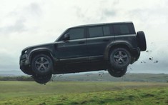 Chứng kiến Land Rover Defender 2020 "bay lượn như chim" trong phim 007 mới "No Time To Die"