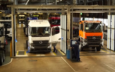 Tìm hiểu bên trong nhà máy xe tải lớn nhất thế giới của Mercedes-Benz