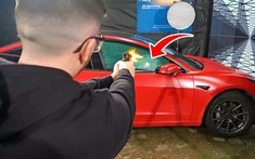 Chứng kiến YouTuber cầm súng bắn thẳng vào kính chống đạn của xe Tesla Model 3... cho vui