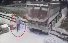 Video: Xe tải chết máy trên đường ray, suýt thì gây tai nạn thảm khốc tại Nghệ An