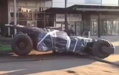 Không có biển số, xe Người Dơi Batmobile bị cảnh sát quấn lại và đưa về đồn