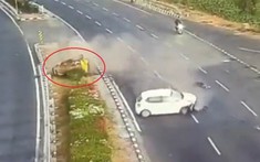 Sang đường kiểu "tự sát", xe lam bị ô tô tông văng lên dải phân cách