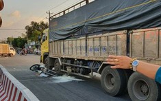 Video: Sang đường thiếu quan sát, người phụ nữ bị ô tô tải cán tử vong tại Bình Dương