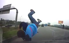 Video: Chạy bộ qua cao tốc Hà Nội - Bắc Giang, người đàn ông bị ô tô tông văng xuống đường