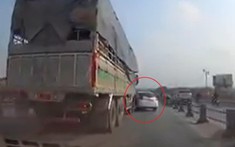 Video vụ tai nan giữa ô tô tải và xe con trên cầu Thanh Trì khiến cư dân mạng tranh cãi