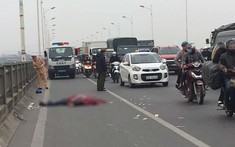 Người đàn ông đi xe máy tử vong trên cầu Vĩnh Tuy, nghi là tự gây tai nạn