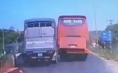 Video xe khách chạy ẩu, ép ô tô tải tông vào dải phân cách tại Đồng Nai​​​​​​​