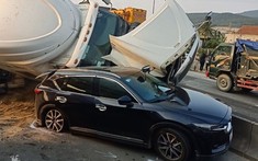 Hà Tĩnh: Xe container cày nát dải phân cách rồi "gác đầu" lên Mazda CX-5