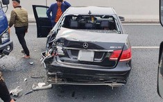 Va chạm với ô tô tải trên cao tốc Hà Nội - Hải Phòng, xe sang Mercedes-Benz E-Class biến dạng