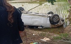 Hải Phòng: Nữ tài xế lao xuống ruộng khiến chiếc ô tô Mazda lật ngửa