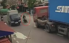 Video: Vượt ẩu, 2 thanh niên đi xe máy suýt chết khi lao vào đầu xe container tại Hải Phòng
