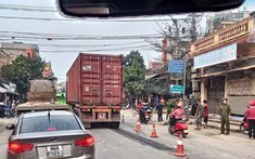 Video: Xe máy loạng choạng đổ về phía xe container, một cô gái chết thảm tại Hưng Yên
