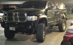 Ford Mustang kéo lê xe bán tải cỡ lớn Dodge Ram, làm hỏng 10 ô tô khác trong hầm đỗ xe