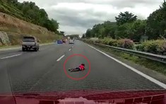 Video: 2 chiếc ô tô "vờn nhau" trên cao tốc, tông vào Honda Civic khiến bé trai 2 tuổi rơi xuống đường