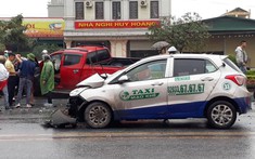 Video: Taxi lao sang làn đường ngược chiều, đối đầu xe bán tải tại Quảng Ninh