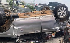 Va chạm với xe container, Honda CR-V lật ngửa, cầu vượt Tân Thới Hiệp kẹt cứng