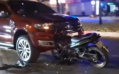 Video: Người đàn ông đi ngược chiều găm thẳng xe máy vào đầu ô tô Ford Everest ở Sài Gòn
