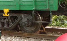 Hà Nội: Cô gái bị cán đứt chân tay, nghi là do cãi nhau với bạn trai rồi lao vào tàu hỏa