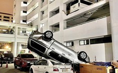 Đẩy Toyota Hilux từ tầng 3 của bãi đỗ xe xuống đất, tài xế Honda CR-V bỏ trốn khỏi hiện trường