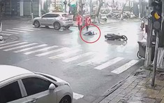 Video: Chạy nhanh phanh gấp, người phụ nữ đi xe máy ngã xuống đường, bị ô tô cán trúng tại Vĩnh Phúc