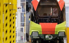 Đoàn tàu đầu tiên của tuyến đường sắt metro Nhổn – ga Hà Nội chuẩn bị được đưa về Việt Nam