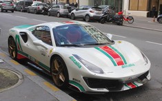 Ferrari 488 Pista Spider khác lạ trong bộ áo Alitalia gợi nhớ xe đua Lancia Stratos