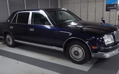 Chiếc Toyota Century lắp động cơ V12 với hệ thống ống xả độ này biết "gầm rú như xe đua F1"