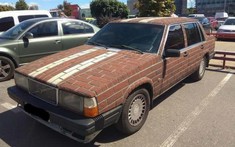 Hài hước chiếc Volvo cũ kỹ có lớp trang trí bên ngoài như "tường gạch"